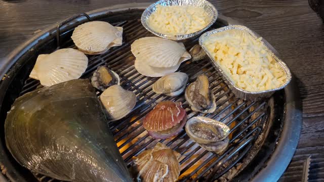 Grilled fresh clams on the fire plate