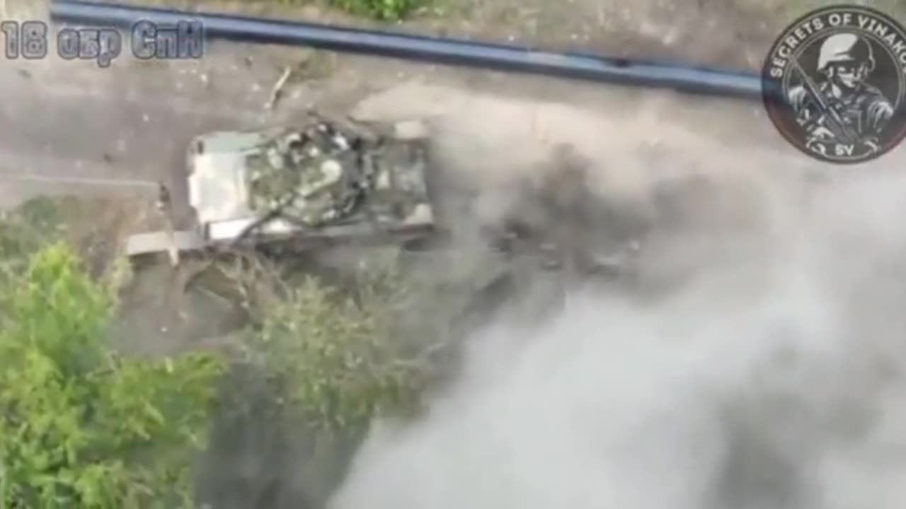 Ukrainian T-80BV tank runs into a mine, crew got out an ran away