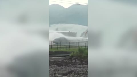 Video graba avión que se incendia al salirse de la pista en China