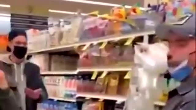 Man Pranks "Karen" Inside Walmart With Facemask