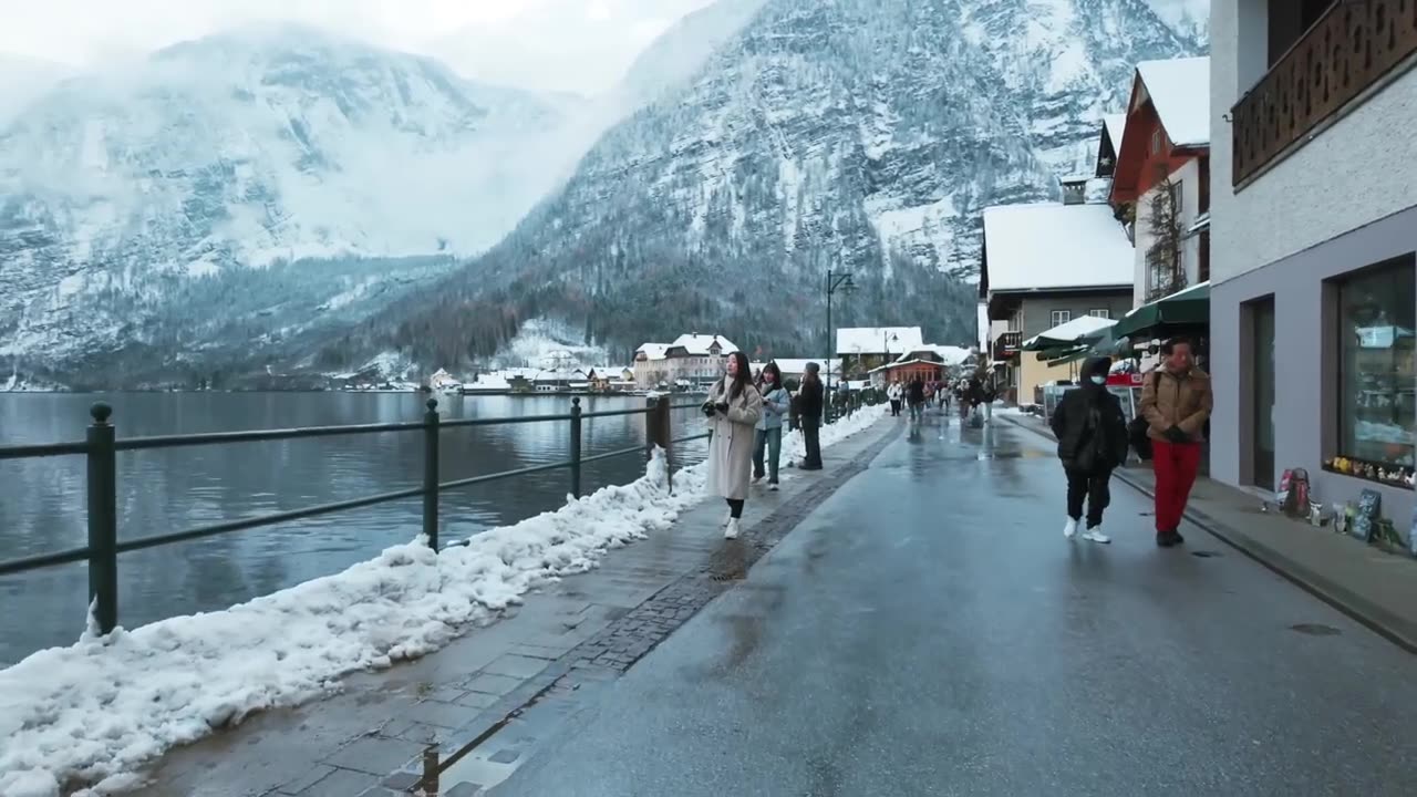 Snowy Scenic Winter Walk in Hallstatt, Austria, Morning Binaural Winter Sounds ❄️