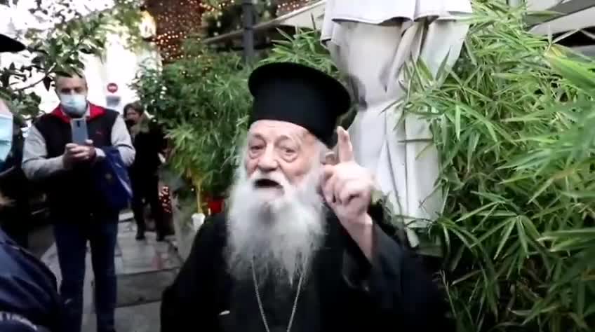 Prete greco-ortodosso ha gridato "Papa, sei un eretico!!", mentre Bergoglio entrava nell'Arcivescovado ortodosso di Atene.