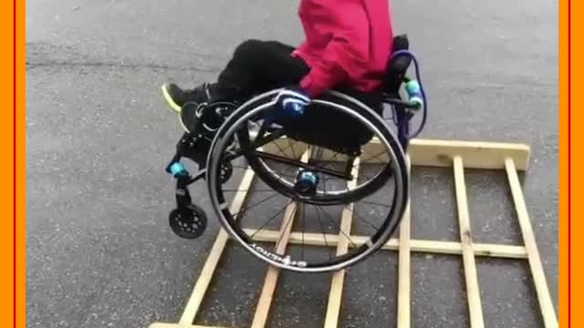 Cadeirante passando barreira