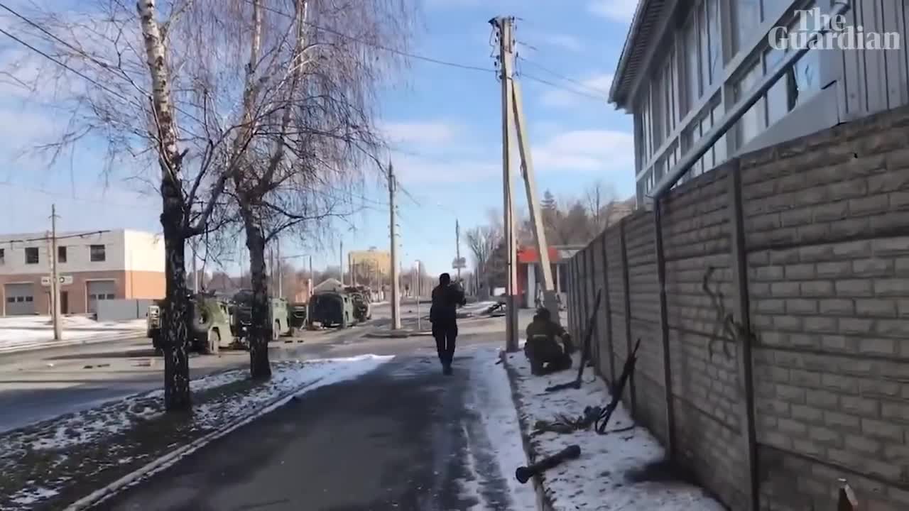 UKRAINE SOLDIERS USES RPG AGAISNT RUSSIAN TANKS ON THE STREET IN KHARKIV!