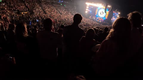 20241011 - Part tres -hELlO Jeff Lynne - Bridgestone Arena - Nashville, TN - FANtastic ;-) !!!