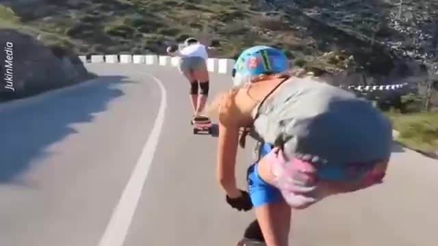 Women skateboarding. When fear is not part of your vocabulary… 😃😱
