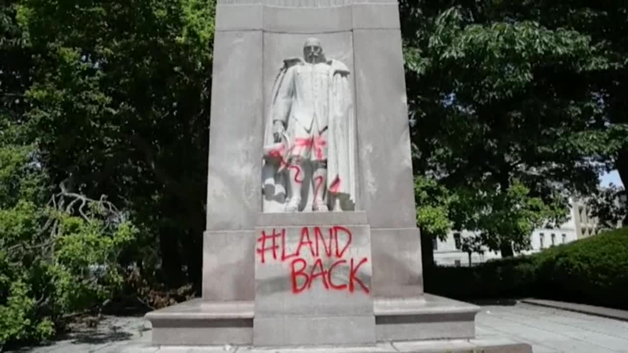 Atacan estatua de Colón en Boston, Estados Unidos