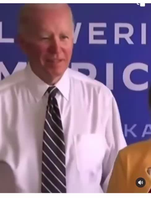 Creepy sniffing 👃 joe biden 😳