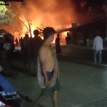 SI JAGO MERAH MELAHAP MOBIL DAN RUMAH PENDUDUK