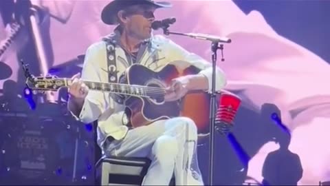 TOBY KEITH BRINGS OUT HIS MOTHER ON STAGE FOR FINAL PERFORMANCE