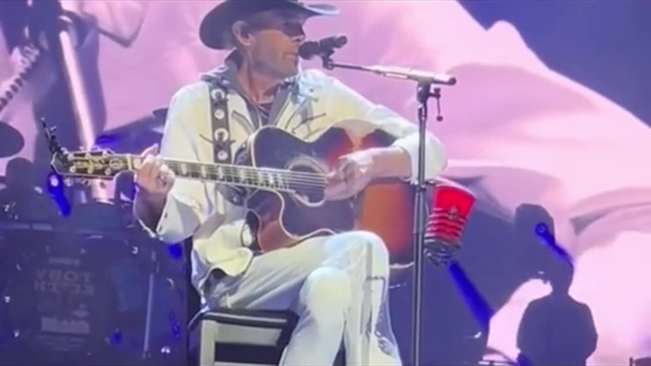 TOBY KEITH BRINGS OUT HIS MOTHER ON STAGE FOR FINAL PERFORMANCE