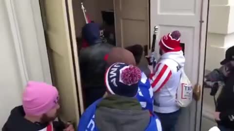 Capitol Police Open Doors For Protesters And One Says "I Disagree With It, But I Respect It"