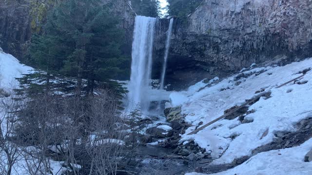 What's That Around the Corner? – Tamanawas Falls – Mount Hood – Oregon – 4K