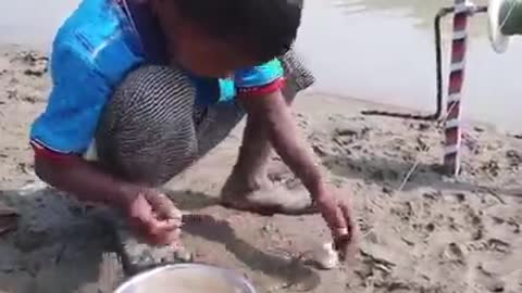 Fish Kaise Pakadte hai?Dekho..