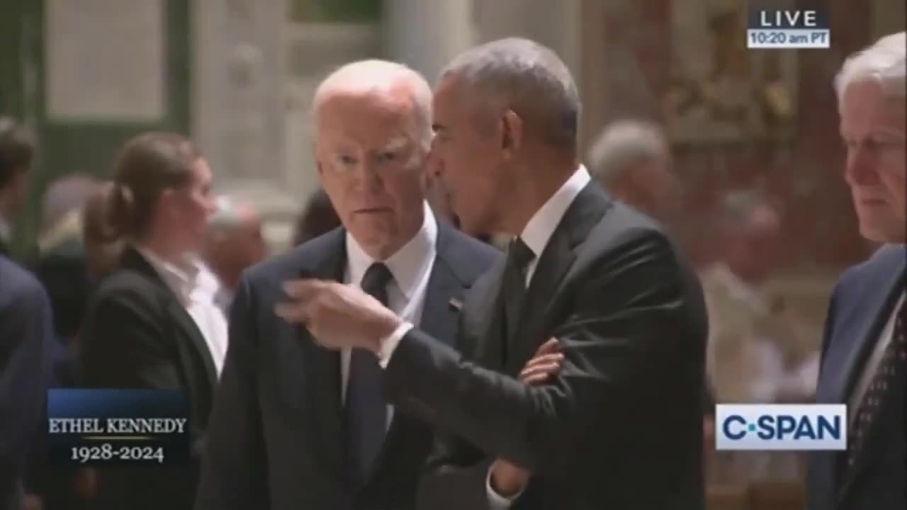 Biden nét mặt bối rối, lo lắng, đôi mắt có phần sợ sệt khi lắng nghe lời Obama.?