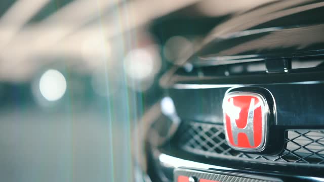 Close-Up Video Of Honda Emblem🤤