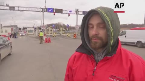 Ukrainian father reunited with family at Poland border