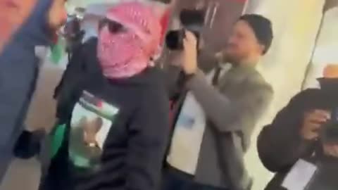 A Jewish woman’s store in NYC was attacked by a mob of Hamas supporters