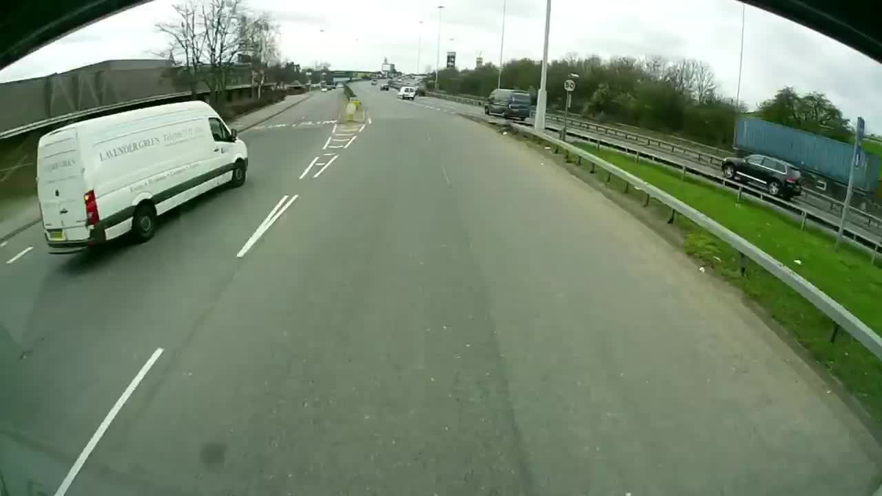 Reckless driver nearly crashes into oncoming truck