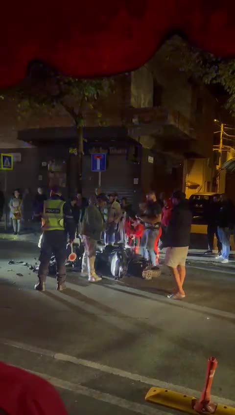 Makina përplas motorin në Tiranë, drejtuesi përfundon në spital