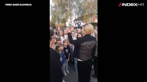 Kolinda djeci: Nemate dvoranu, ali zato imate livadu