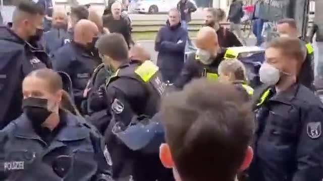 Polizia tedesca picchia manifestante