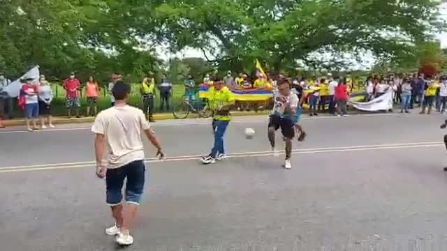 Video: Policías y civiles se enfrentaron en Sabana de Torres, pero a punta de fútbol