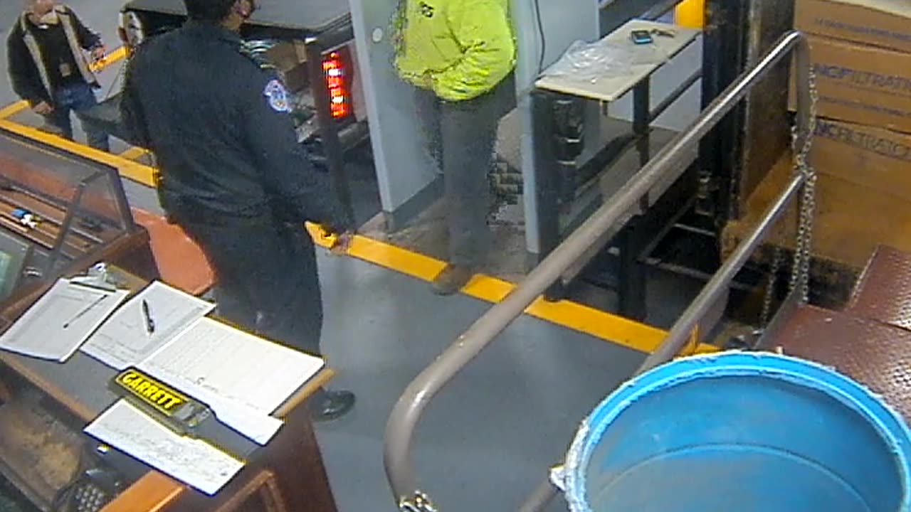 3205LHOBBACStLoadingDock_2021-01-06_06h20min02s217ms.mp4