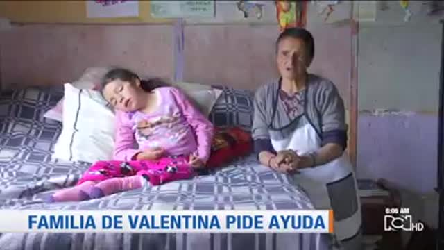 Abuela tiene que cargar en brazos a su nieta de 12 años porque le robaron su silla de ruedas