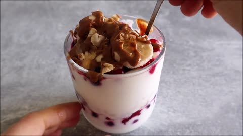 HEALTHY BREAKFAST YOGURT PARFAITS