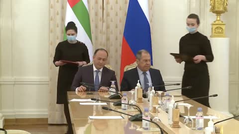 Сергей Лавров и Даур Кове подписывают план консультаций 03.023.2021