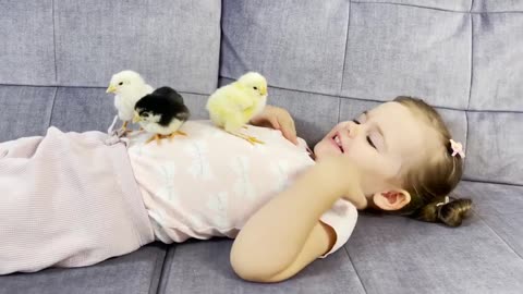 Baby_Girl_Meets_Newborn_Baby_Chicks_for_the_First_Time