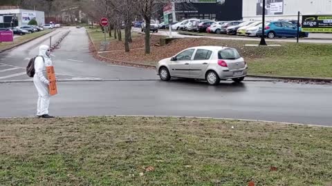 Les Masques Blancs Lyon Action Pancartes Rond Point de Givors le 11 décembre 2021