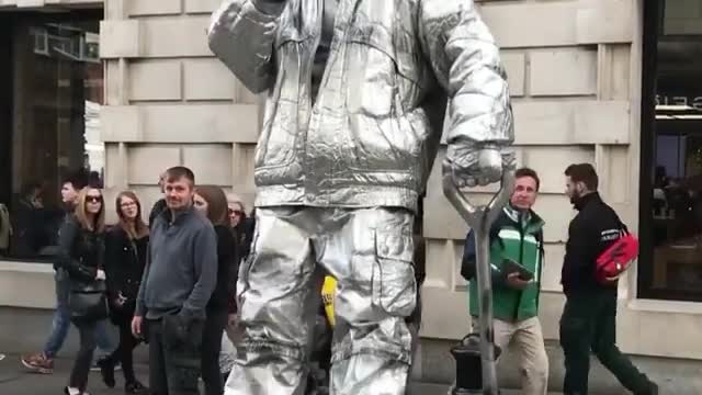 Mind-boggling street performer