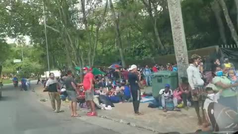 migrantes en el parque del agua en Bucaramanga