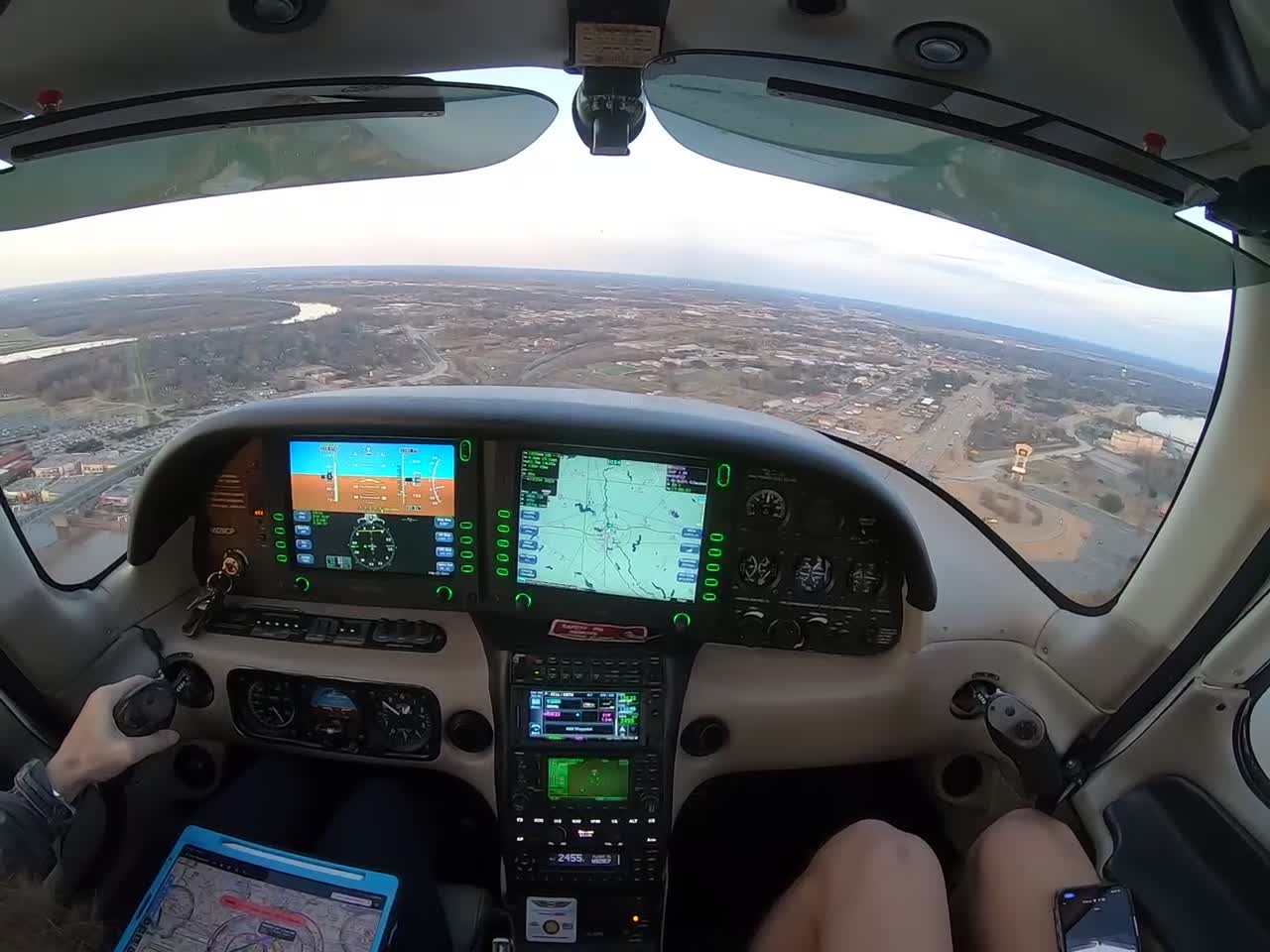 Cirrus SR22 VFR landing DTN