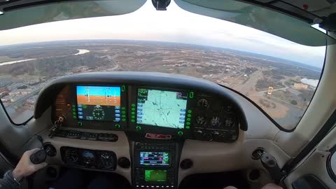 Cirrus SR22 VFR landing DTN