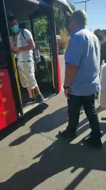 Unglaublich: Dieser Busfahrer macht seine eigenen Regeln - Das Masken-Attest ist abgelaufen!