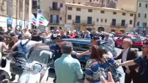 🇮🇹 An Angry Crowd Tries To Lynch The Italian Minister Of Health Roberto Speranza. 🗣 "Assassin"