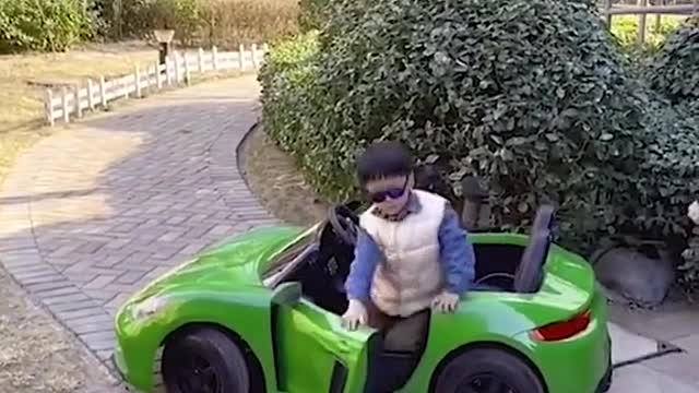 اطفال وسيارات