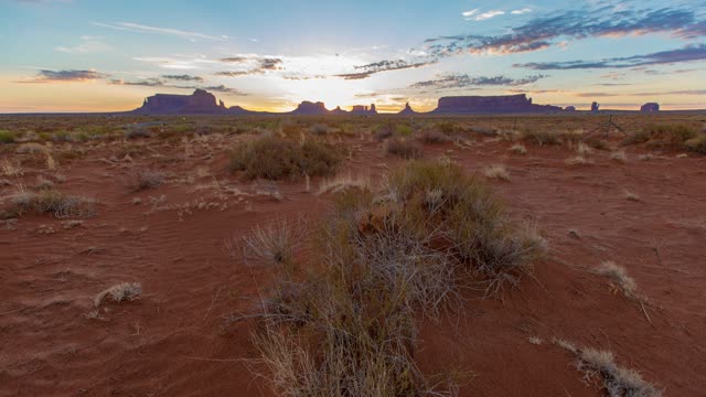 sunrise-in-monument-valley-utah