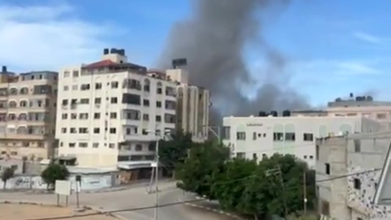 🇵🇸🇮🇱 Israeli aircraft target a residential building in the Al-Nasr neighborhood in Gaza City