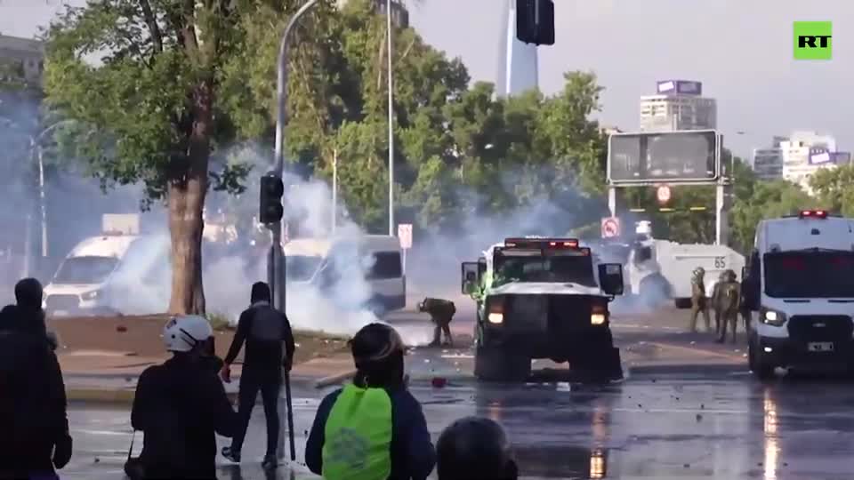 Santiago CL: Police Decide to Give the Locals Some Breathing Exercises