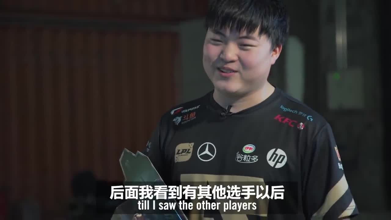 Uzi's reaction to RISE music video and his own Vayne figure