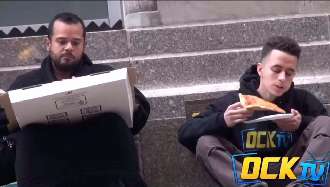 Homeless man gives pizza to stranger - Ending will shock you