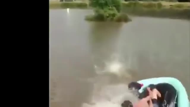 😁 Funny Video- Funny video of laughter floating in river.