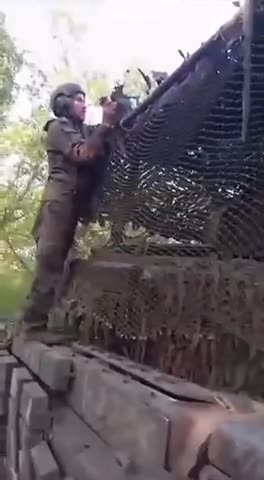 Ukrainian FPV drone got stuck in the grid armor of a Russian tank and didn't explode