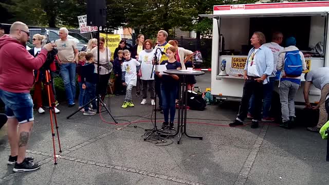 Paderborn,Eltern Stehen Auf Rede von Schülerin Jana,mutig Demo am Schulamt