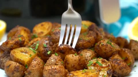 HOW TO MAKE CRISPY AIR FRYER POTATOES!