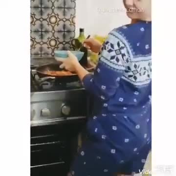 Watch the dance of an Arab girl from another world